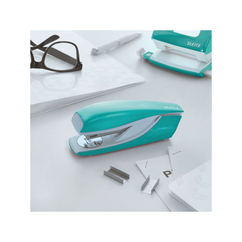 LEITZ Agrafeuse WOW Coloris menthe Capacité 30 feuilles LEITZ Agrafeuse WOW Coloris menthe Capacité 30 feuilles
