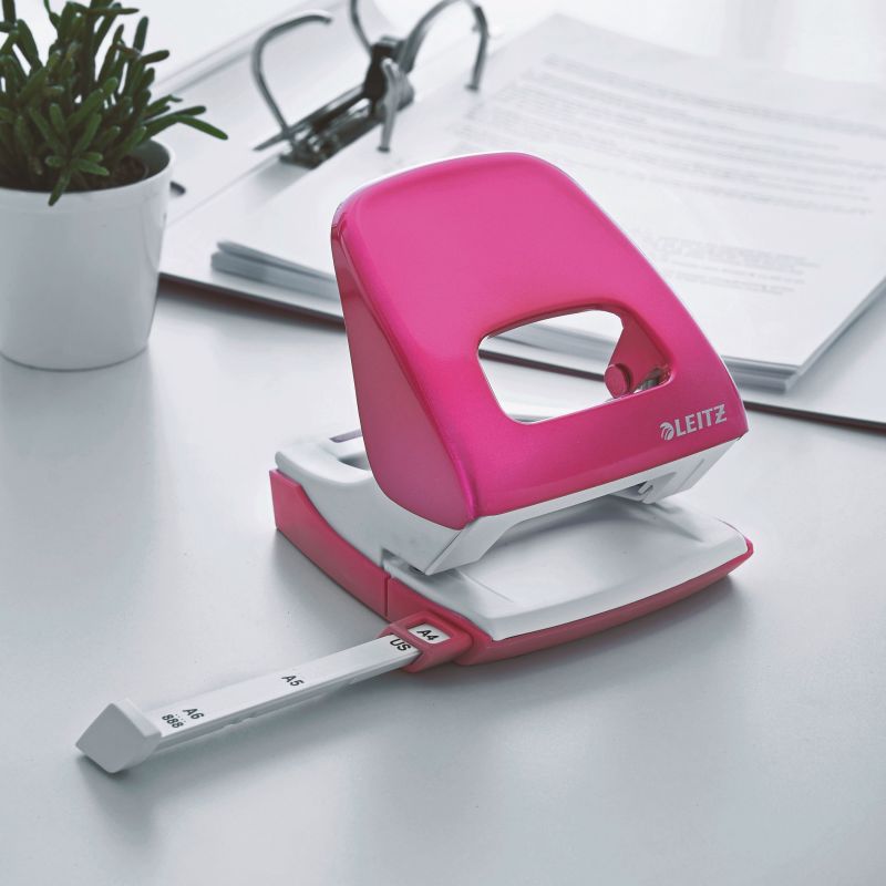 LEITZ Perforateur Rose Capacité 30 feuilles LEITZ Perforateur Rose Capacité 30 feuilles
